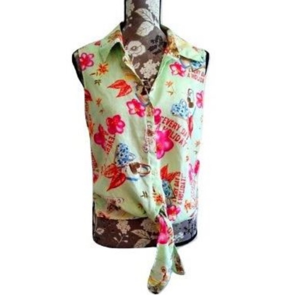 Green tropical aloha shirt tie front detail